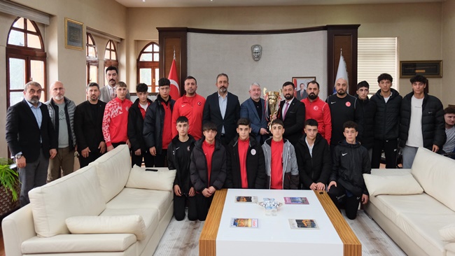 AŞGIN GÜREŞÇİLERİ TEBRİK ETTİ